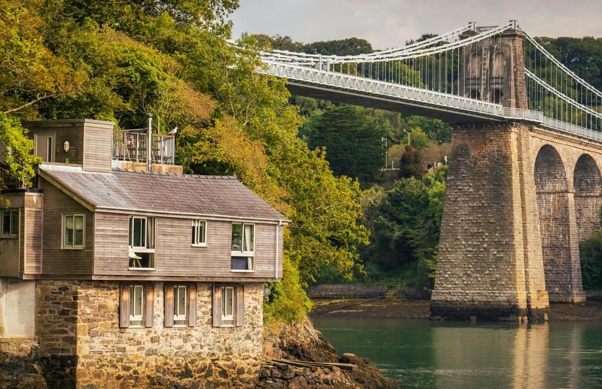 The cottage at the end of the Menai bridge